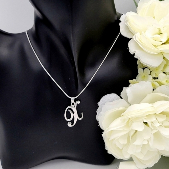 ♥️ 💕THE PERFECT SIMPLE INITIAL NECKLACE - Picture 7 of 9